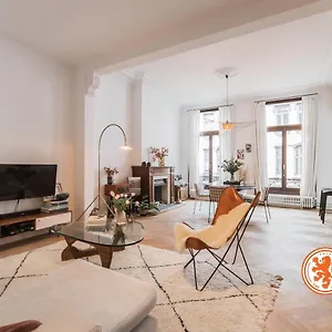 Traditional Chic, High Ceilings' Aircos And Garage Apartment Antwerp